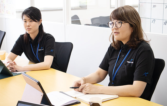 インタビューにこたえる社員さんの写真